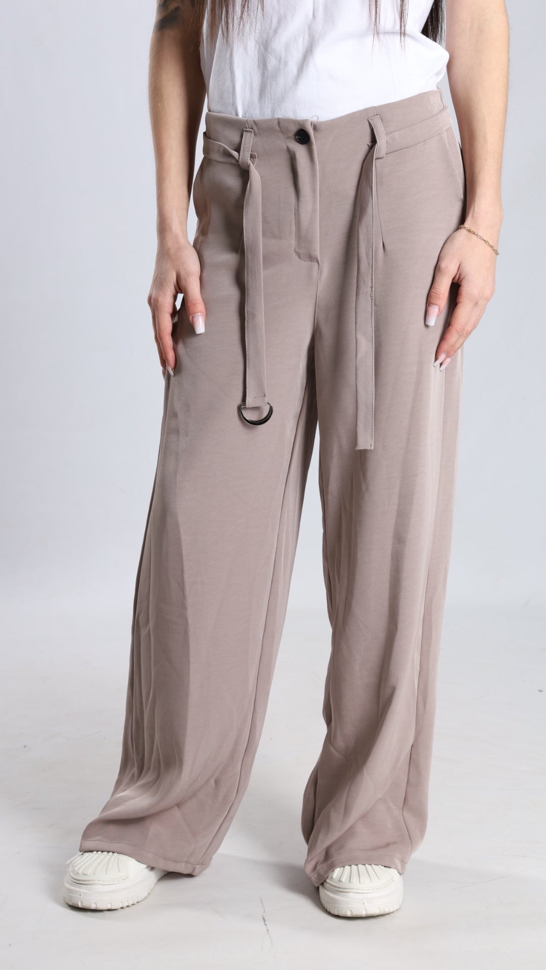 Weite Stoffhose mit Bindegürtel