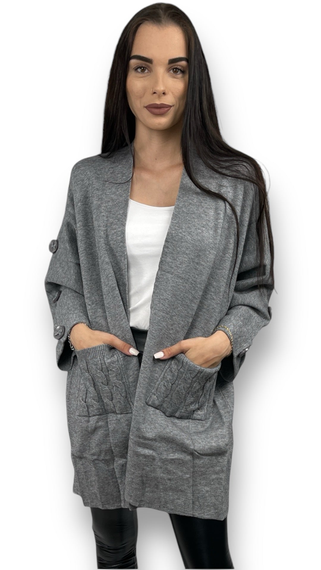 Strickjacke mit Knöpfen verziert