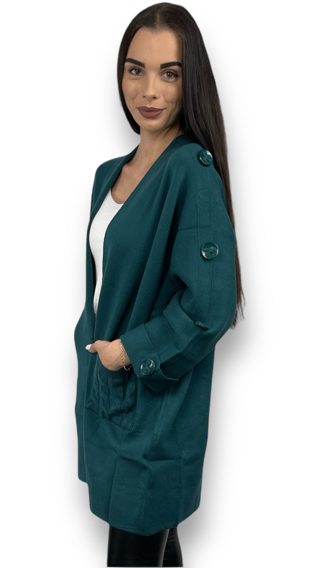 Strickjacke mit Knöpfen verziert