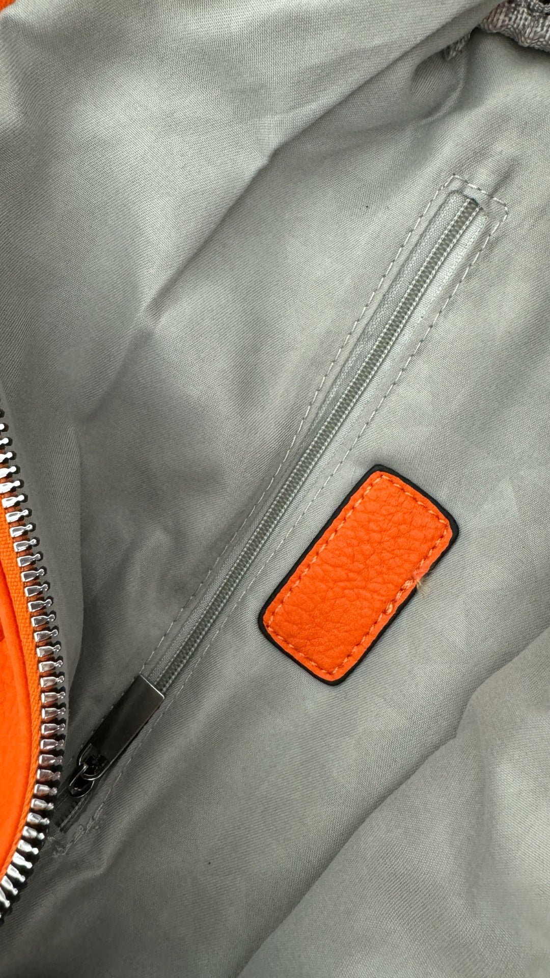 Crossbody Tasche in leuchtendem Orange,