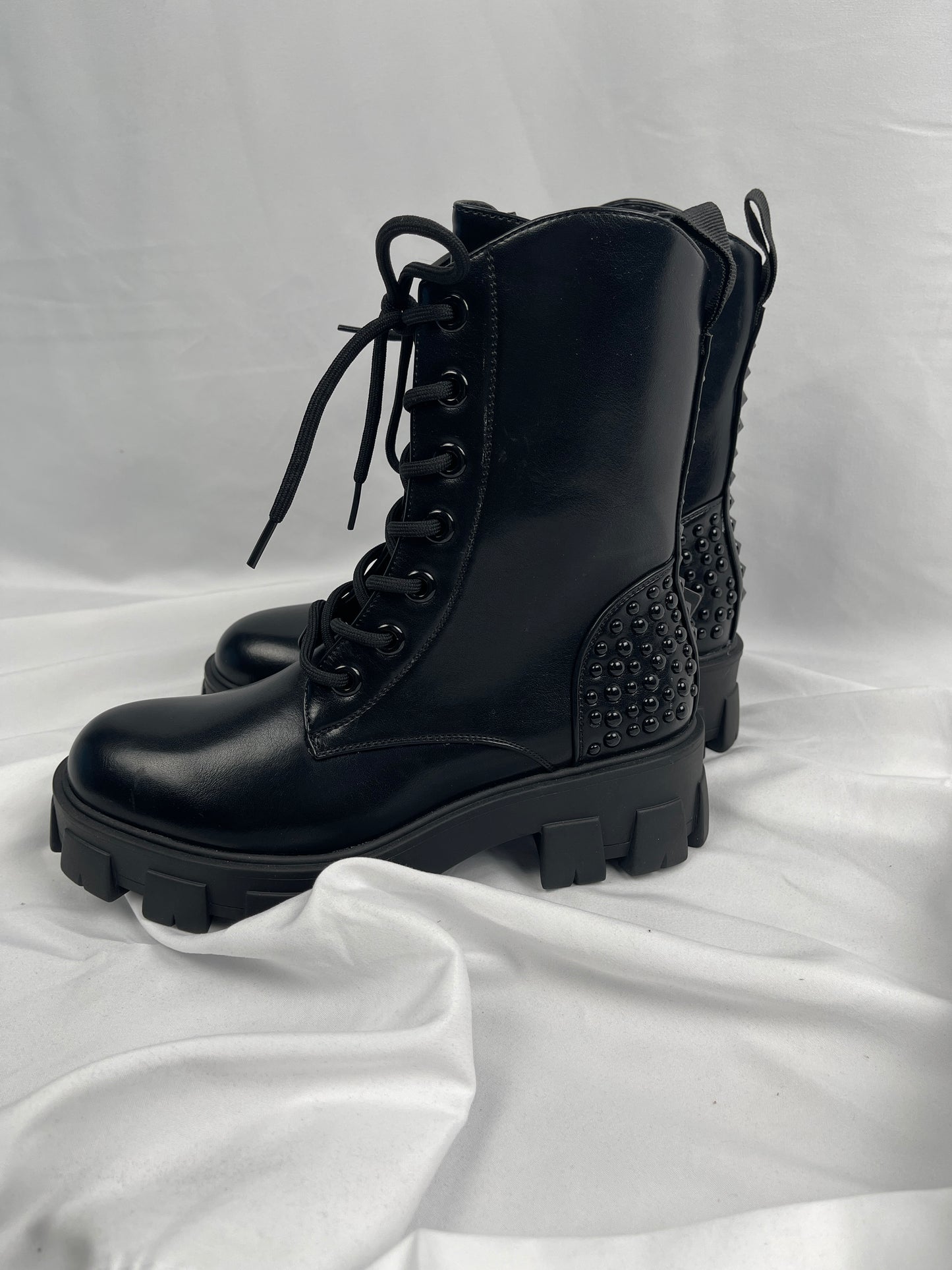 Schnürboot mit Nieten