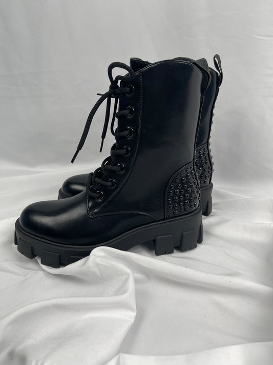 Schnürboot mit Nieten